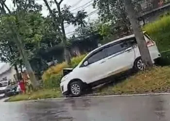 Kronologi Dua Mobil Adu Banteng di Jalan Raya Padang-Solok