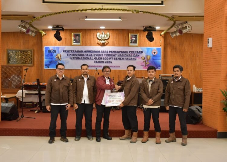 Jajaran Direksi PT Semen Padang memberikan apresiasi kepada 20 tim inovasi yang sukses meraih prestasi gemilang di berbagai ajang inovasi tingkat nasional dan internasional, Selasa (23/12)