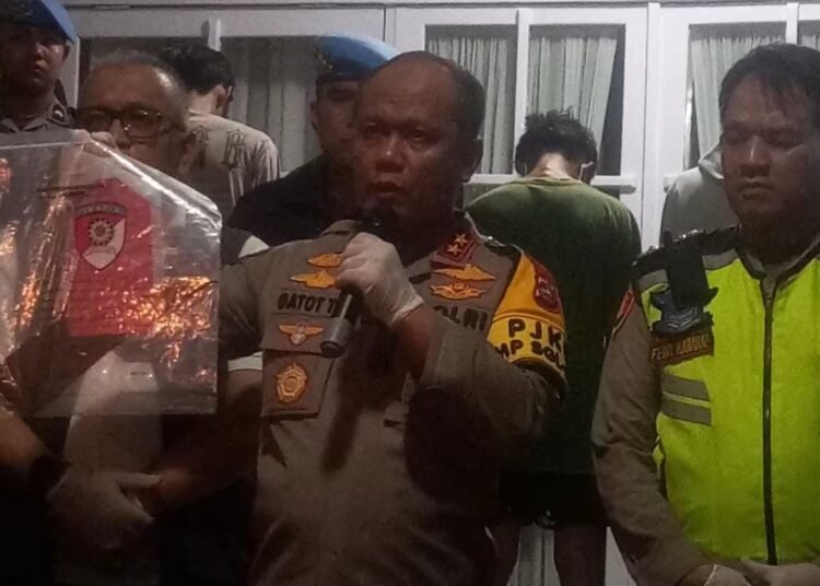 Polisi menunjukkan barang bukti pelaku tawuran di Padag.