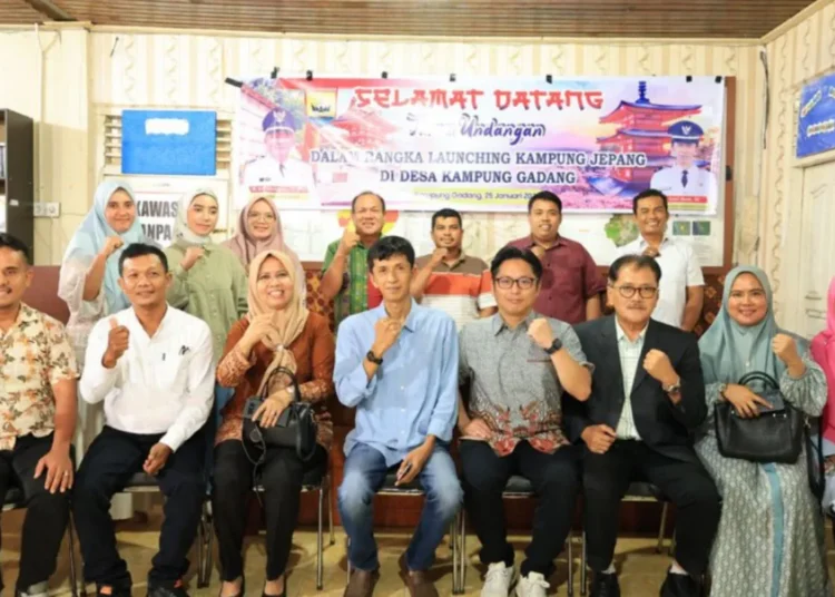 Foto bersama Kepala Desa Kampung Gadang, Kota Pariaman dengan Kepala Dinas Penanaman Modal Pelayanan Terpadu Satu Pintu dan Tenaga Kerja Kota Pariaman. (Diskominfo)