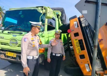 Truk Muatan Air Mineral Terguling di Jalan Raya Padang-Solok Gegara Tak Kuat Menanjak