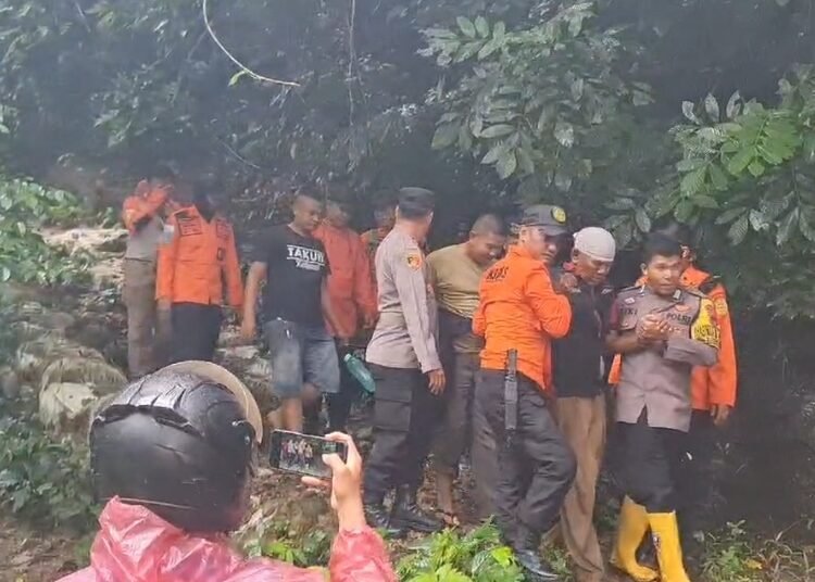 Proses evakuasi ketiga warga yang tersesat di hutan Bukit Lampu, Kota Padang saat mencari durian.