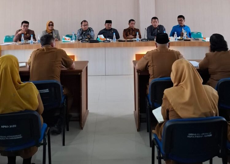 Komisi C DPRD Payakumbuh mendatangi Dinas Pendidikan Payakumbuh. Senin (20/1).