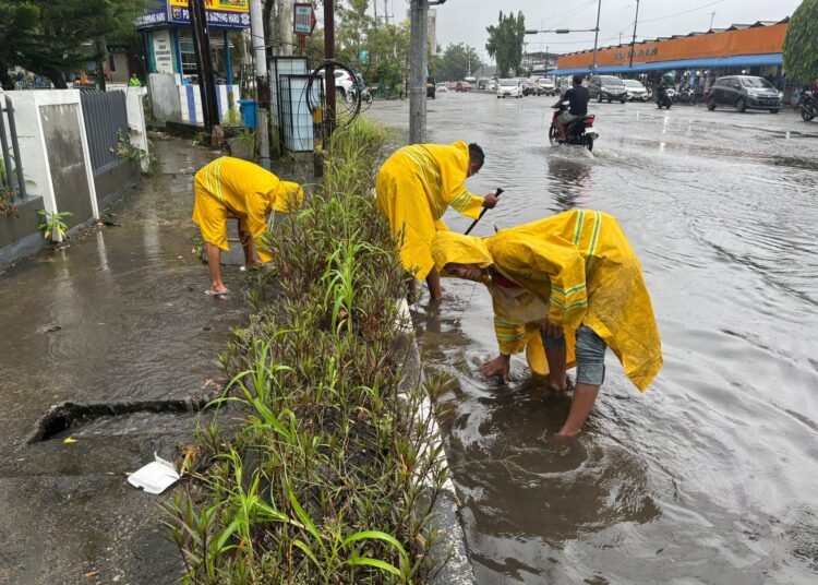 Aksi bersihkan drainase di sejumlah titik rawan genangan, termasuk Pasar Simpang Haru dan Jalan Sutomo, Kota Padang, Rabu (15/1).