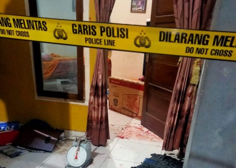 Garis polisi terpasang di lokasi perampokan di Dharmasraya.