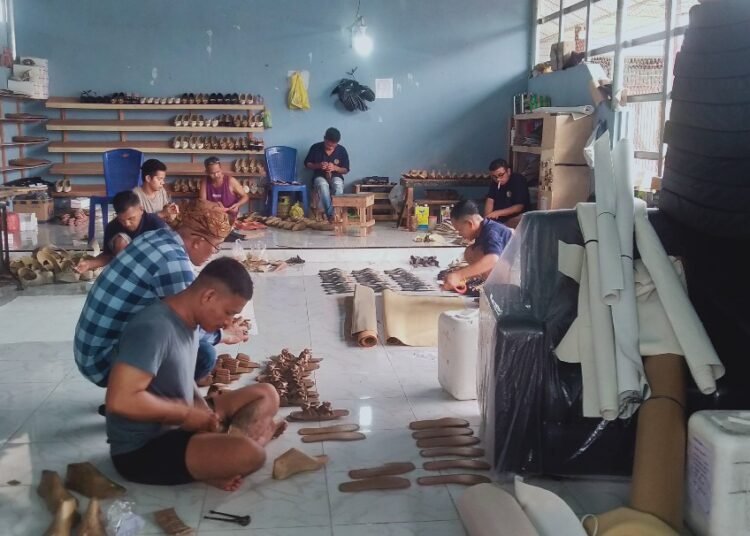 Warga binaan di Lapas Pariaman produksi sepatu dan sendal bernilai ekonomis.
