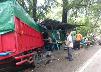 Kronologi Truk Bermuatan Minuman Tabrak Warung di Sitinjau Lauik Padang
