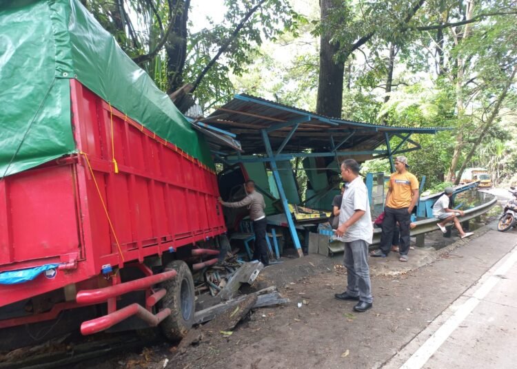 Truk rem blong tabrak warung di Sitinjau Lauik, Rabu (8/1).
