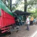 Kronologi Truk Bermuatan Minuman Tabrak Warung di Sitinjau Lauik Padang