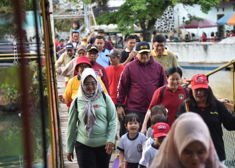 Penjabat (Pj) Wali Kota Padang, Andree Algamar ikuti jalan santai Hari Ulang Tahun (HUT) ke-53, Taman Kanak-Kanak (TK) dan Sekolah Dasar (SD) Tirtonadi
