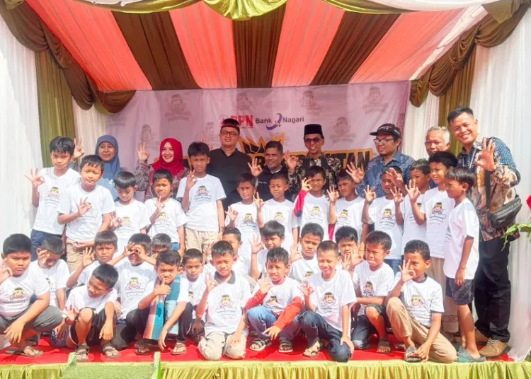 Bank Nagari mengadakan program khitan gratis untuk anak yatim dan dhuafa di Masjid Al Manar Dadok Tunggul Hitam Kota Padang, Minggu (29/12).