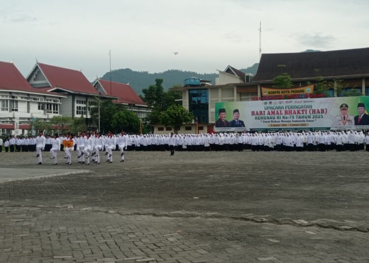 Upacara Hari Amal Bhakti Kementerian Agama ke-79 di Galanggang Balai Kota Aie Pacah, Jumat (3/1)/Foto: Diskominfo Kota Padang)