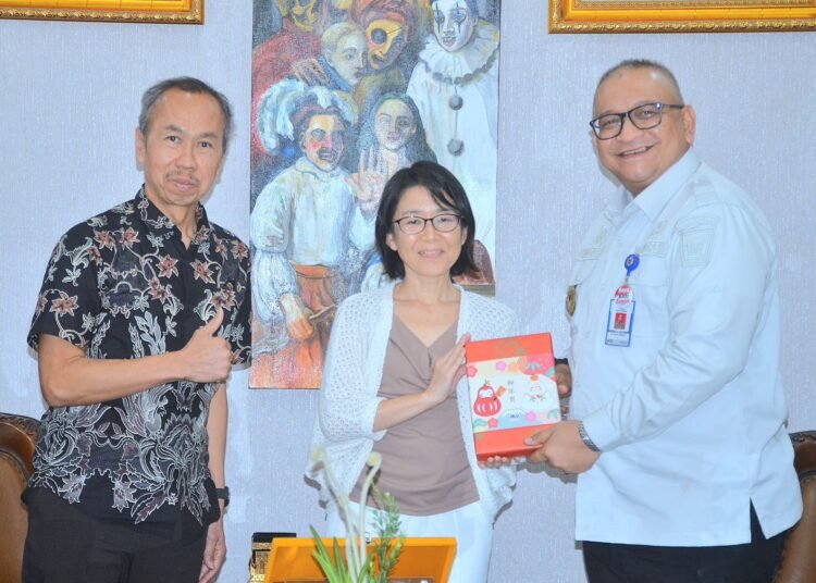 Penjabat (Pj) Wali Kota Padang Andree Algamar menerima kunjungan dari perwakilan Institute for Global Environmental Strategies (IGES) Jepang, Mrs. Miho Hayashi dan Sudarmanto, Selasa (7/1/2025).