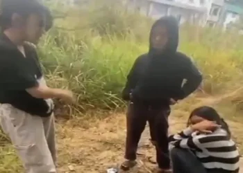 Parah! Siswi SMA Dikeroyok, Sudah Terkapar Tetap Ditendang dan Dipukuli