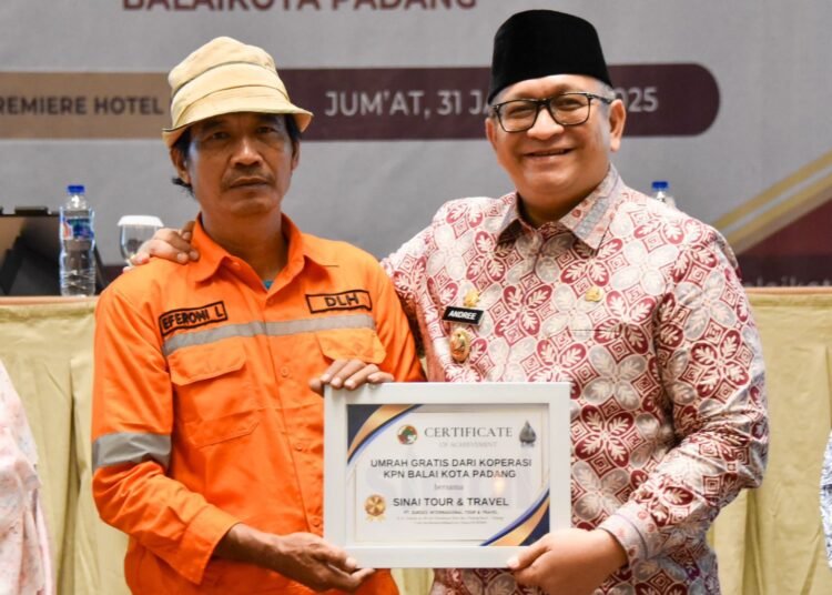 Eferoni Lase bersama PJ Walikota Padang Andree Algamar. (Doc. Pemko Padang)