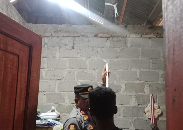 Keterangan foto: Kapolsek Sutera, Iptu Manatap Manik, memegang sabuk yang digunakan korban untuk gantung diri di Kampung Air Terjun, Nagari Taratak, Kecamatan Sutera, Pesisir Selatan, Kamis (9/1/2025). IST