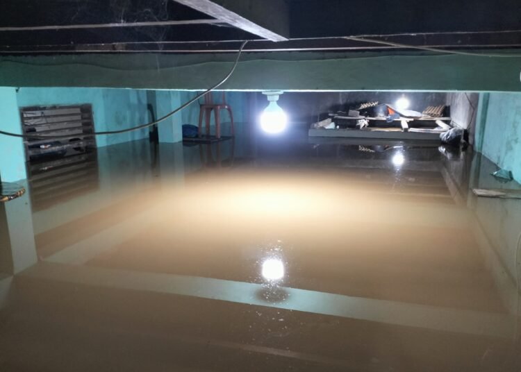 Banjir hampir mencapai plafon rumah warga di salah satu nagari di Kecamatan Koto XI Tarusan, Kabupaten Pesisir Selatan, Selasa (7/1/2025). Foto: Ist.