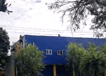 Pemuda Tersengat Listrik di Atap Gedung di Padang