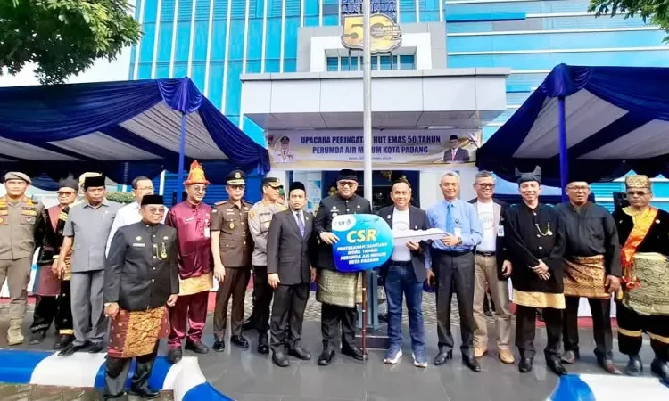 Bank Nagari menyerahkan bantuan satu unit mobil tangki kepada Perumda Air Minum Kota Padang.