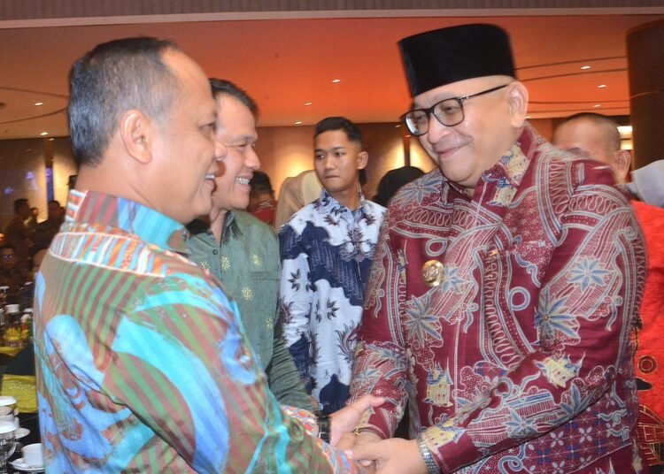 Pj Wali Kota Padang Andree Algamar bersalaman dengan Kapolda Sumbar Irjen Pol Gatot Tri Suryanta.