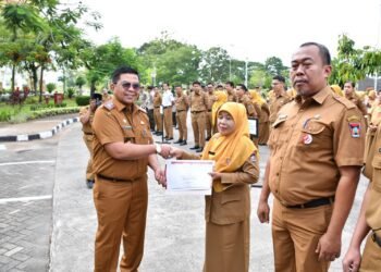 14 ASN Pemko Padang Terima Penghargaan Employee of The 2nd Semester 2024