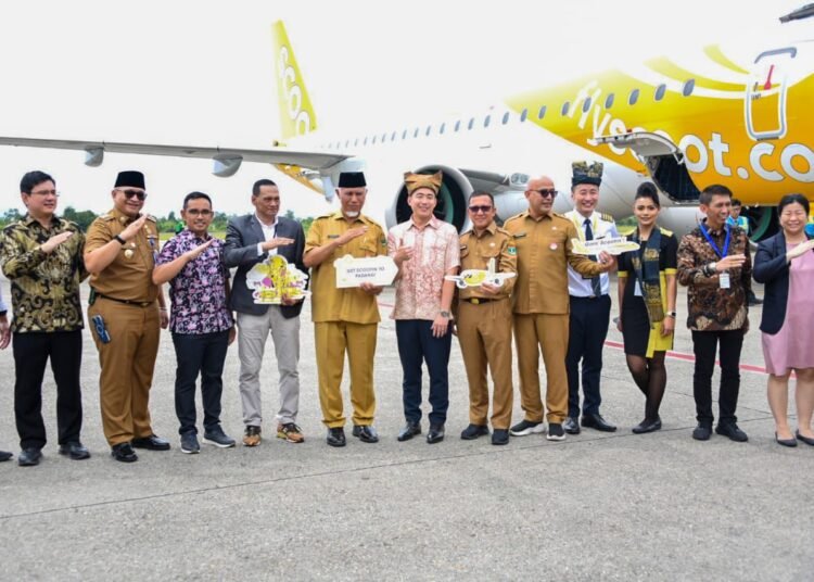 Gubernur Sumbar Mahyeldi bersama Pj Wali Kota Padang Andree Algamar dan   Manajemen Scoot Airlines di BIM, Senin (6/1).