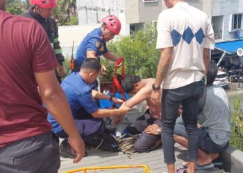 Lagi Cat Bangunan, Pria Paruh Baya Tersengat Listrik hingga Kritis di Padang