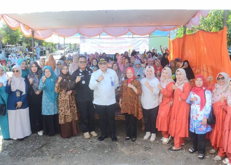 Pj Wali Kota Padang, Andree Algamar saat meresmikan Gedung Posyandu Kenanga 13.