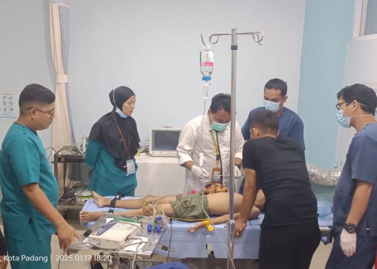 Bocah hanyut terseret arus di Kota Padang pada Jumat (17/1)