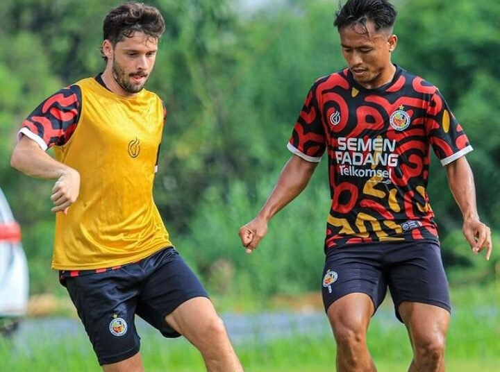 Semen Padang FC akan menjamu Bali United dalam lanjutan pekan ke-19 BRI Liga 1 Indonesia di GOR H. Agus Salim Padang pada Senin (20/1). Foto: Skuad Kabau Sirah tengah berlatih