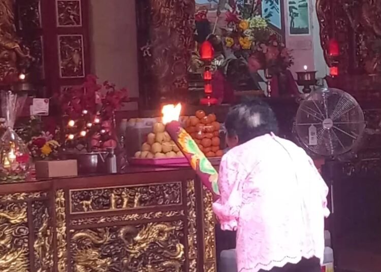 Ritual masyarakat Tionghoa di Klenteng See Hien Kiong Kota Padang (Foto: Habil/Sumbarkita)
