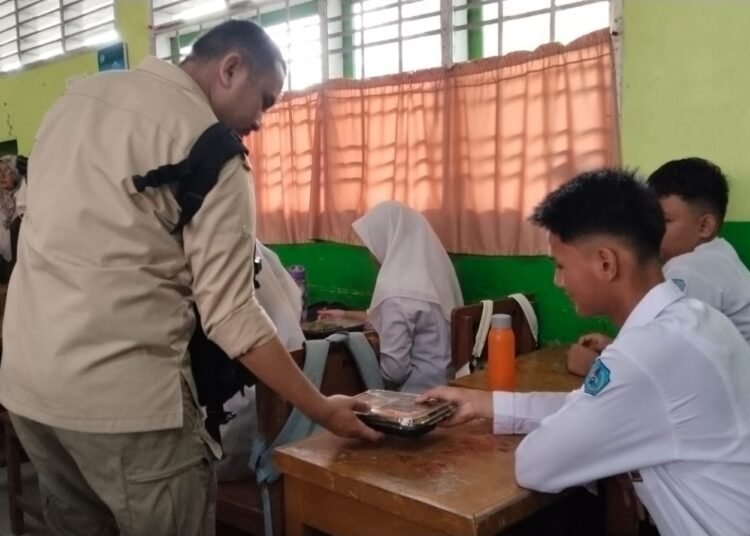 Makan Bergizi Gratis mulai dilaksanakan di Kota Pariaman, Senin (6/1).