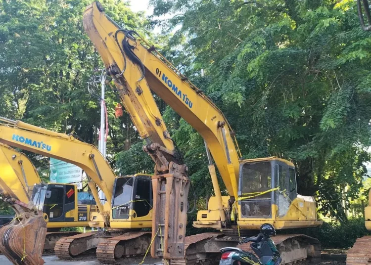Polresta Padang menyita alat berat diduga melakukan penambangan galian C ilegal.