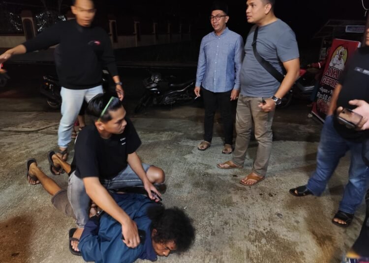 Polisi menangkap pria inisial RG (40) di pinggir jalan di Kelurahan Koto Tangah Kecamatan Payakumbuh Barat Kota Payakumbuh pada Senin (6/1).