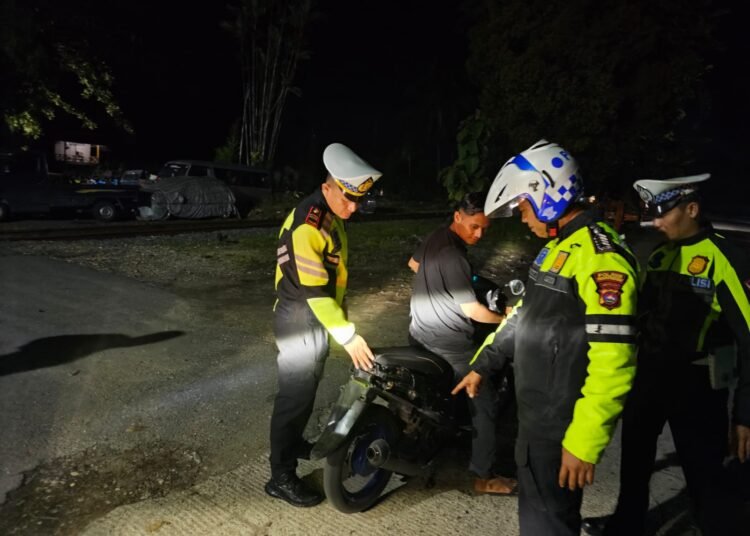 Satlantas melakukan razia di depan Pasar Lubuk Alung, Kabupaten Padang Pariaman pada Sabtu malam (18/1).