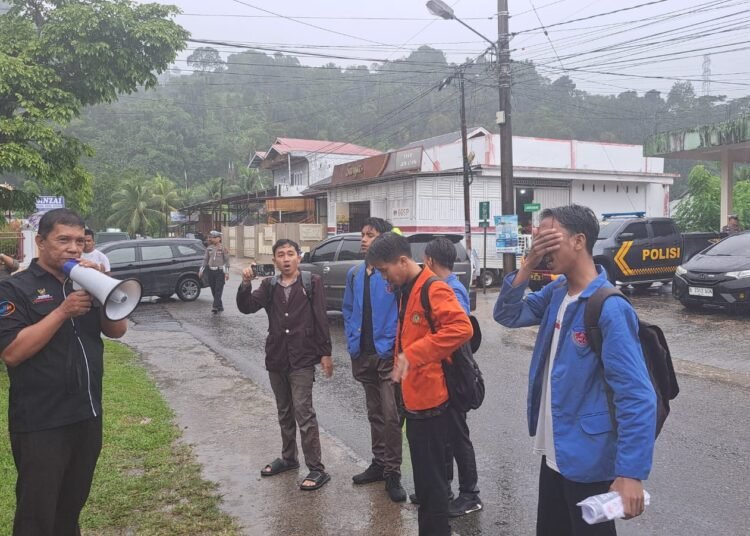 Perwakilan mahasiswa Pesisir Selatan mendemonstrasi Baznas kabupaten itu di kantornya di Painan, Selasa (21/1/2025). IST