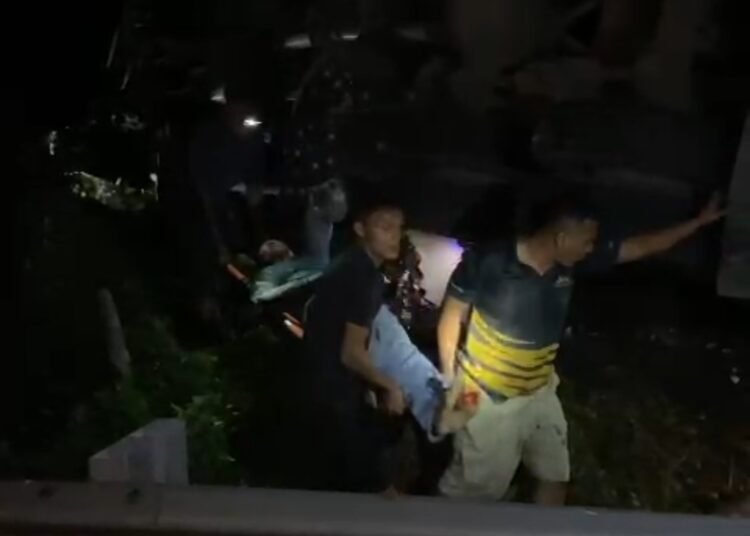 Proses evakuasi korban kecelakaan tunggal di Sitinjau Lauik pada Rabu (23/1).