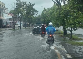 Hujan Tak Kunjung Reda, Jalan di Padang Terendam Banjir