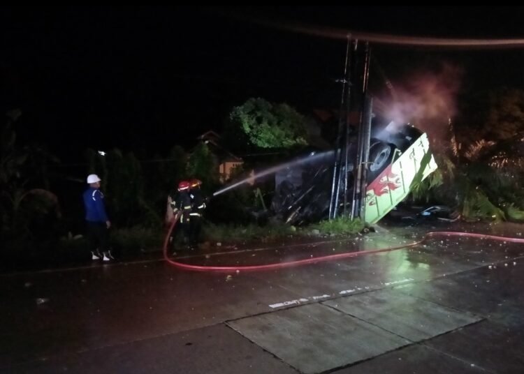 Kecelakaan tunggal truk menghantam tiga bangunan di Padang pada Minggu (26/1) pagi.