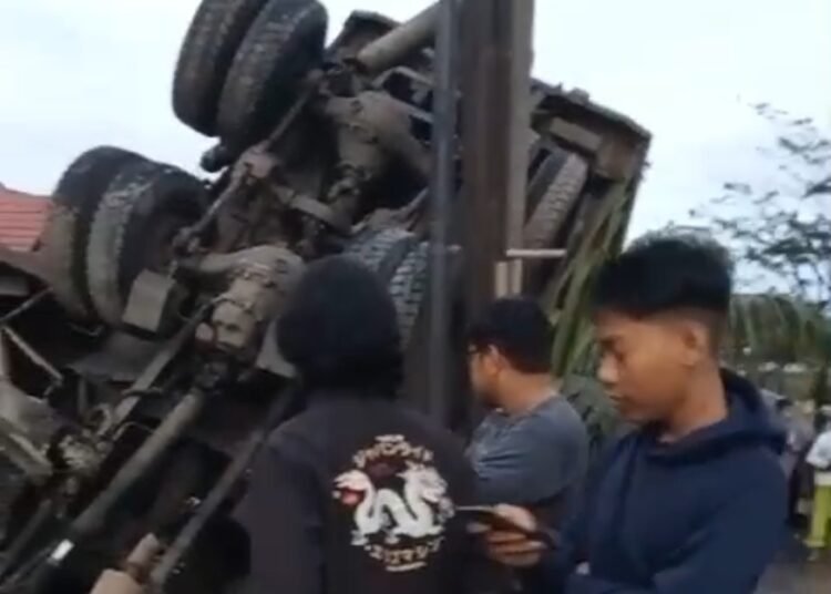 Truk muatan batu bara mengalami kecelakaan di Kota Padang pada Minggu (26/1).