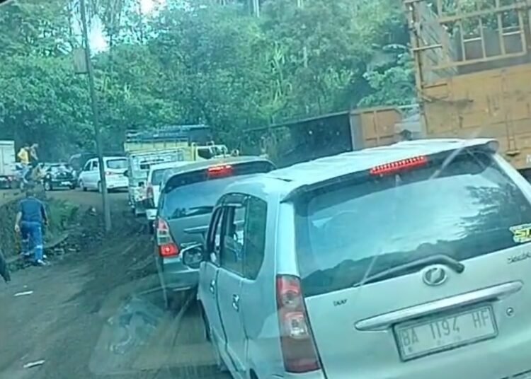 Macet panjang di Sitinjau Lauik pada Rabu (29/1).