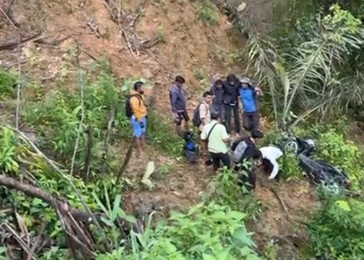 Motor masuk jurang di Sitinjau Lauik, Kamis (30/1).