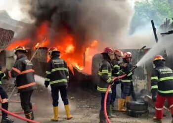 Kebakaran Hanguskan Gudang Rongsokan dan Bengkel Motor di Padang, Kerugian Capai Rp500 Juta