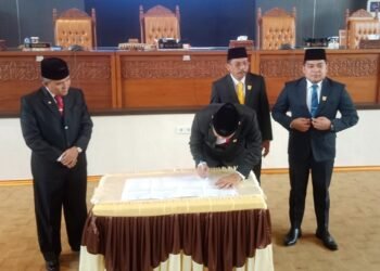 Ketua DPRD Dharmasraya Umumkan Penetapan Bupati dan Wakil Bupati Terpilih