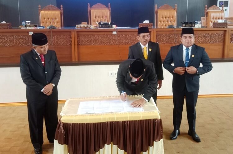 Ketua DPRD Dharmasraya Jemi Hendra mendatangani berita acara penetapan bupati dan wakil bupati terpilih pada Senin (13/1).