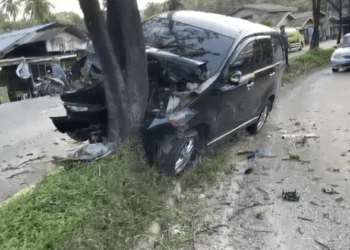 Video: Kecelakaan Mobil Seruduk Pohon di Padang, Diduga Sopir Ngantuk