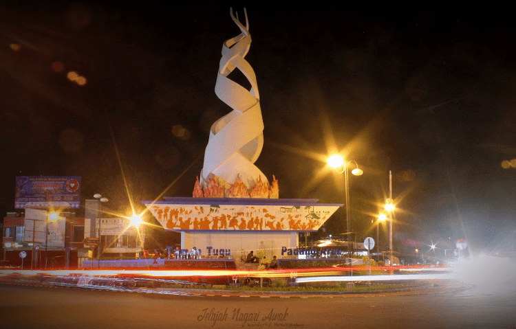 Tugu Api Padang Area di Kota Padang (foto: Jelaja Nagari Awak/kidalnarsis.com)
