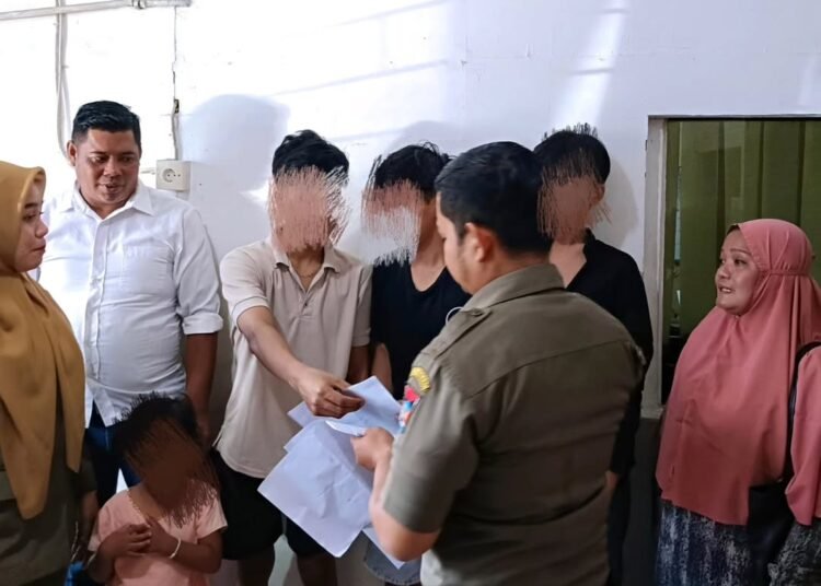Pelaku pungli di kawasan Jembatan Siti Nurbaya membuat perjanjian untuk tidak mengulangi perbuatan mereka (foto: Instagram/ Satpo PP Kota Padang)