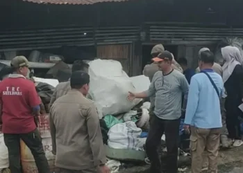 Pengepul Barang Bekas di Padang Ditertibkan Petugas Karena Gunakan Bahu Jalan
