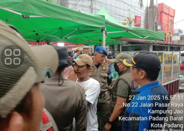 Penertiban lapak PKL di kawasan Permindo Pasar Raya Padang (foto: Satpol PP Kota Padang)